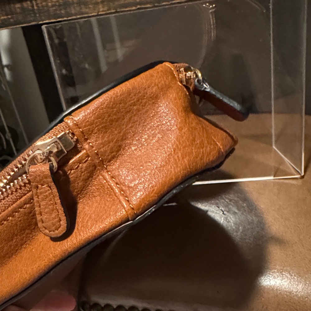 Heart-Shaped Brown Leather Crossbody Bag - Picture 5 of 7